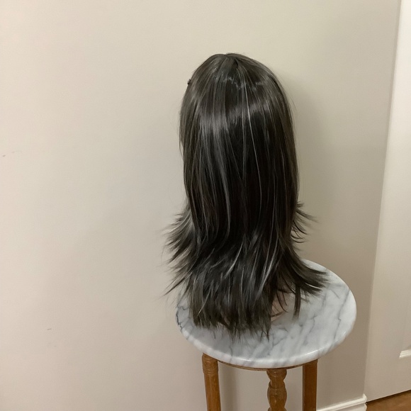 NEW Dark Grey wig w subtle highlights - Picture 5 of 10